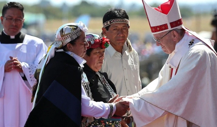 Durante su primer discurso Francisco pidió a los chilenos escuchar a los pueblos originarios. Foto: EFE Durante su primer discurso Francisco pidió a los chilenos escuchar a los pueblos originarios. Foto: EFE