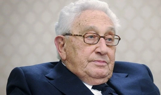 Kissinger: "Al amparo de la Doctrina Monroe, los Estados Unidos podían aplicar unas políticas que no diferían mucho de los sueños de cualquier rey europeo, como ampliar su comercio y su influencia o anexionarse territorios…” Kissinger: "Al amparo de la Doctrina Monroe, los Estados Unidos podían aplicar unas políticas que no diferían mucho de los sueños de cualquier rey europeo, como ampliar su comercio y su influencia o anexionarse territorios…”