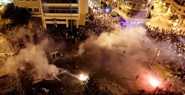 Las decisiones antipopulares condujeron a manifestaciones masivas. Las decisiones antipopulares condujeron a manifestaciones masivas.