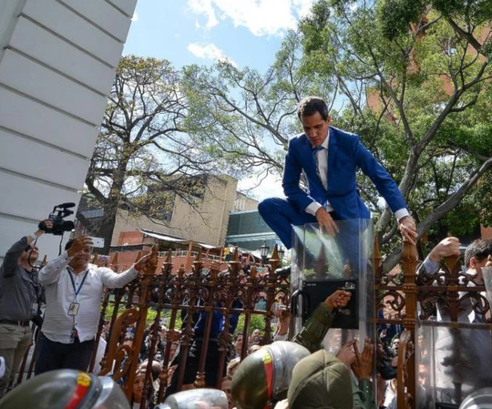 Momento en que Juan Guaidó trata de escalar la valla para ingresar al complejo de la Asamblea. Foto: AP Momento en que Juan Guaidó trata de escalar la valla para ingresar al complejo de la Asamblea. Foto: AP