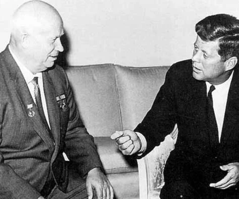 Encuentro del líder de la URSS. Nikita Kruschev. y el presidente de Estados Unidos, John F. Kennedy, durante las conversaciones de Viena. Encuentro del líder de la URSS. Nikita Kruschev. y el presidente de Estados Unidos, John F. Kennedy, durante las conversaciones de Viena.