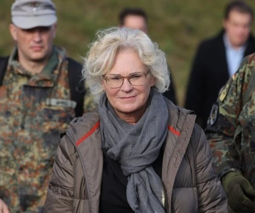 Ministra de Defensa de Alemania promete enviar más armas a Ucrania Ministra de Defensa de Alemania promete enviar más armas a Ucrania
