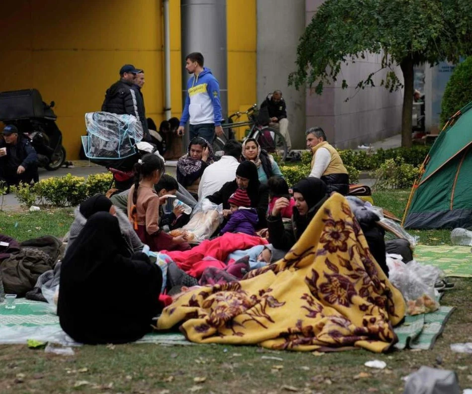 Personas acampan en la ciudad de Golkaya, en la provincia de Duzce. Foto: AP. Personas acampan en la ciudad de Golkaya, en la provincia de Duzce. Foto: AP.