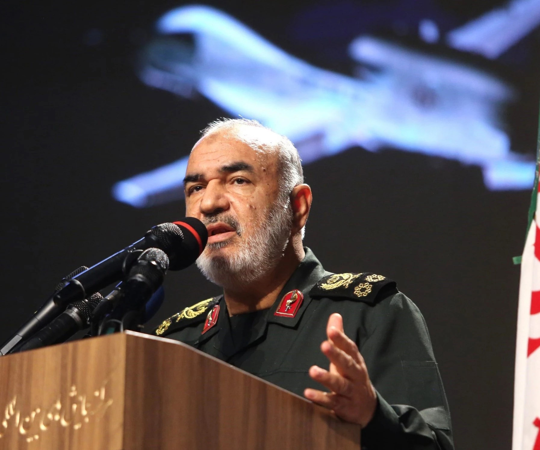 El Mayor General Hossein Salami, llamó a cerrar filas con el líder de la revolución, Sayyed Ali Khamenei. El Mayor General Hossein Salami, llamó a cerrar filas con el líder de la revolución, Sayyed Ali Khamenei.