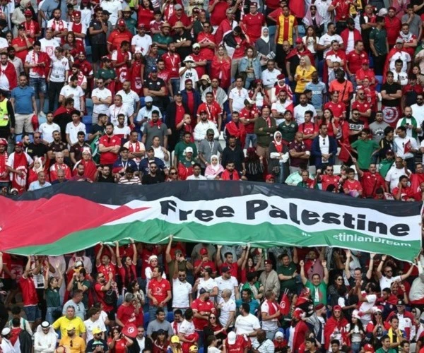 La bandera palestina se alza en los brazos de los aficionados árabes en uno de los estadios de fútbol de Qatar. La bandera palestina se alza en los brazos de los aficionados árabes en uno de los estadios de fútbol de Qatar.