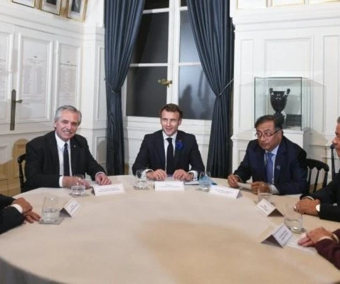 Jorge Rodríguez y Gerardo Blyde junto a Alberto Fernández, Emmanuel Macron, Gustavo Petro y Anniken Huitfeldt en París. Jorge Rodríguez y Gerardo Blyde junto a Alberto Fernández, Emmanuel Macron, Gustavo Petro y Anniken Huitfeldt en París.