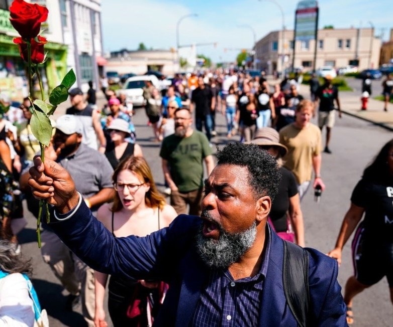 Protesta ayer en las calles de Buffalo, Nueva York, en repudio a la matanza perpetrada por un joven guiado, al parecer, por la teoría de la conspiración de “remplazo de blancos”, que promueven derechistas, incluido el ex presidente Donald Trump. Foto AP Protesta ayer en las calles de Buffalo, Nueva York, en repudio a la matanza perpetrada por un joven guiado, al parecer, por la teoría de la conspiración de “remplazo de blancos”, que promueven derechistas, incluido el ex presidente Donald Trump. Foto AP