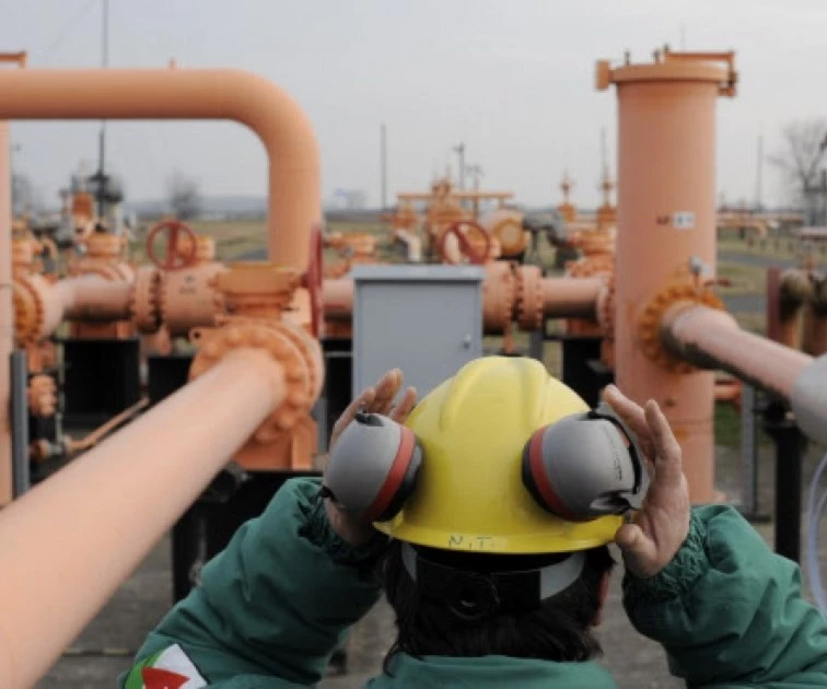 Recuperar las refinerías para el uso de otros gases costaría al país entre 550 y mil millones de euros. Recuperar las refinerías para el uso de otros gases costaría al país entre 550 y mil millones de euros.