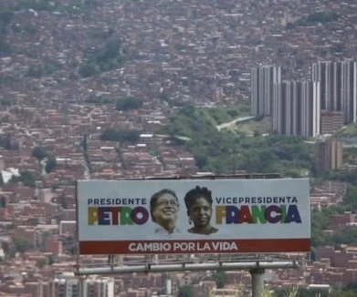 Elección intervenida por el cártel mediático-empresarial. Elección intervenida por el cártel mediático-empresarial.