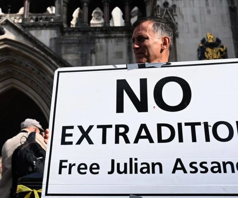 La persecución a Assange es una parodia política La persecución a Assange es una parodia política