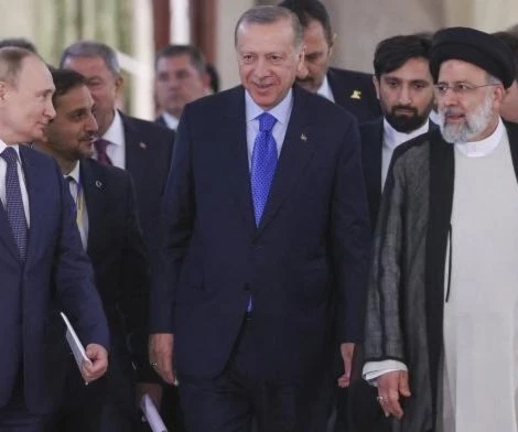 Los presidentes de Rusia (Vladímir Putin), Turquía (Recep Tayyep Erdogan) e Irán (Ebrahim Raisí) el 19 de julio en la Cumbre de Teherán. Los presidentes de Rusia (Vladímir Putin), Turquía (Recep Tayyep Erdogan) e Irán (Ebrahim Raisí) el 19 de julio en la Cumbre de Teherán.