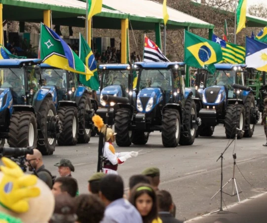 Los tractores del sector agropecuario en el desfile a favor de Bolsonaro. Los tractores del sector agropecuario en el desfile a favor de Bolsonaro.