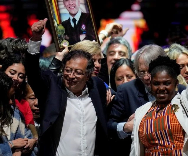 Gobierno popular en marcha y ultraderecha al acecho. Gobierno popular en marcha y ultraderecha al acecho.