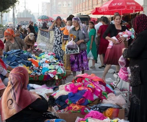 Uigures en un mercado dominical de Kashgar, ciudad de Xinjiang. Uigures en un mercado dominical de Kashgar, ciudad de Xinjiang.