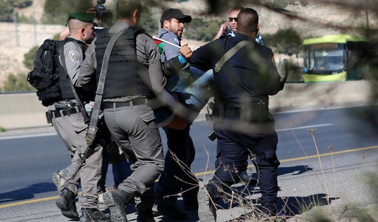 Cien palestinos resultan heridos en Cisjordania y Jerusalén.