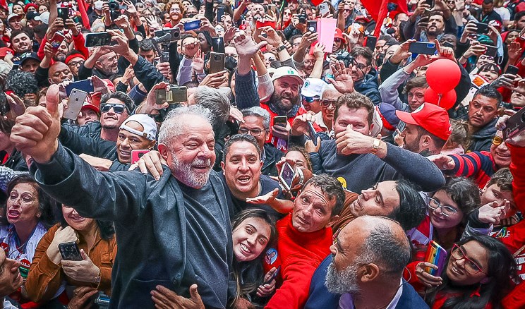 Lula es aclamado por sus seguidores.