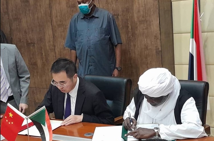 Jibril Ibrahim, Ministro de Finanzas y Planificación Económica sudanés y  el embajador en Sudán, Machin Min, rubricaron el acuerdo de cooperación.