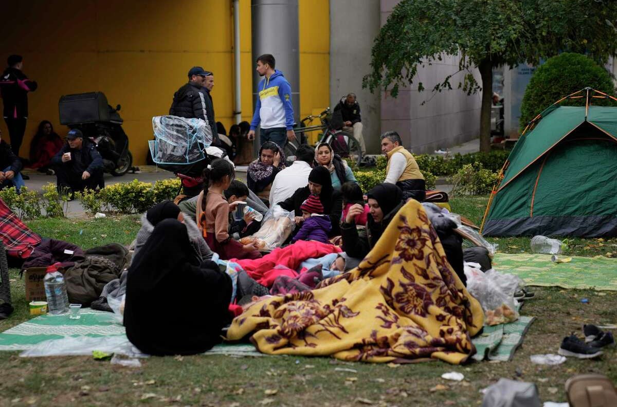 Personas acampan en la ciudad de Golkaya, en la provincia de Duzce. Foto: AP.