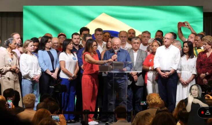 Lula durante la lectura del discurso de la victoria arropado por representantes de las fuerzas que integraron su candidatura.