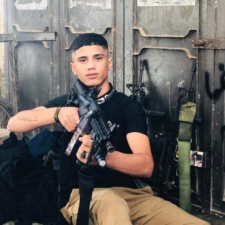 El joven palestino Mahdi Hashash fue martirizado por las fuerzas ocupantes en Nablus.