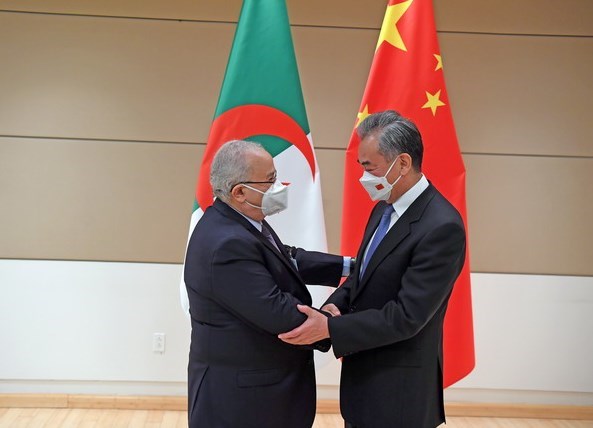 El ministro de Relaciones Exteriores de Argelia, Ramtane Lamamra, y su homólogo chino, Wang Yi.