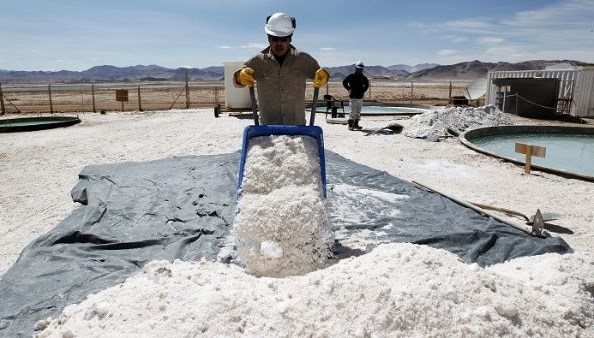 Bolivia duplica ganancias por venta de litio en 2022