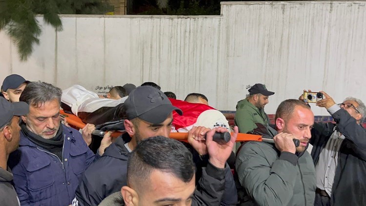 Palestinos participan en el funeral de la joven Jana Majdi Issam Zakarneh.