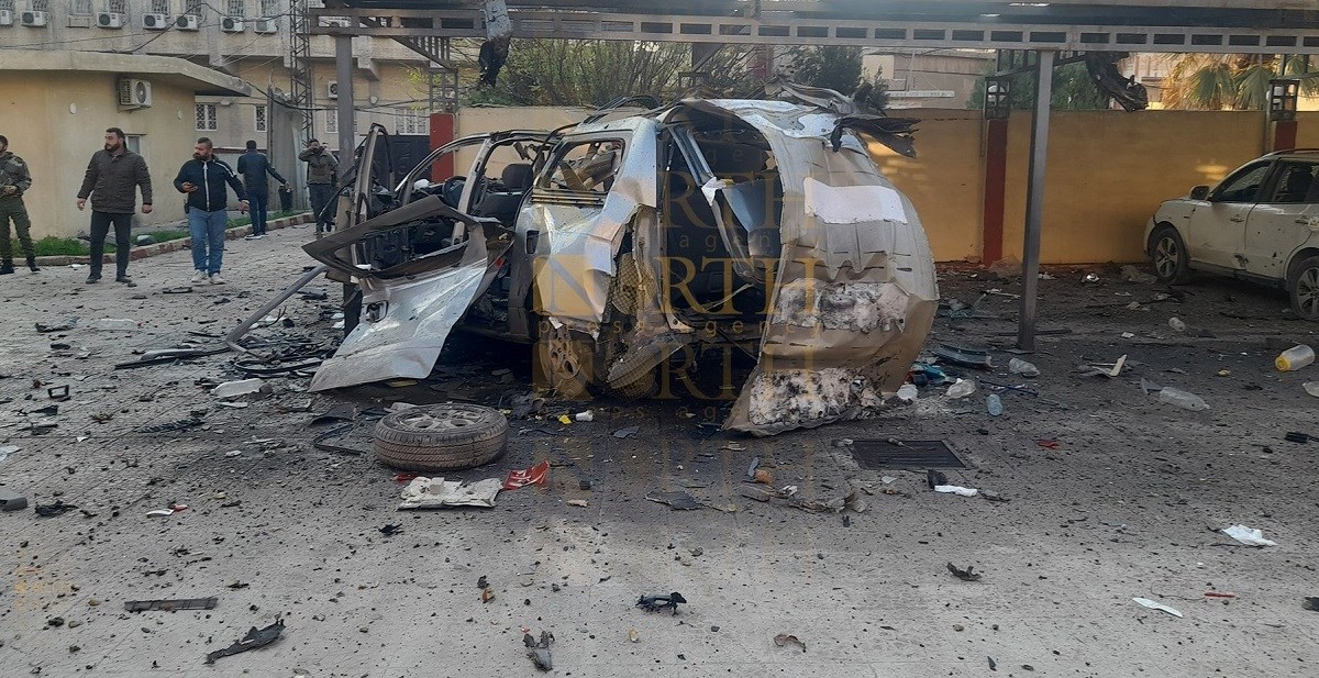 La bomba fue colocada en una furgoneta estacionada al interior de una escuela.