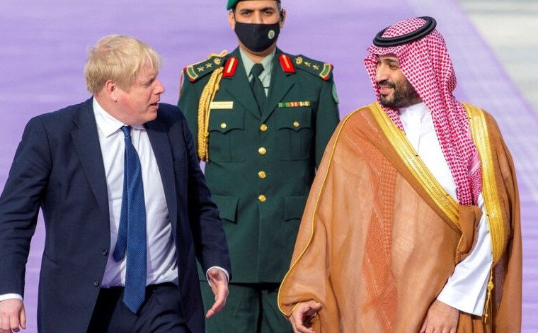 Boris Johnson visita Arabia Saudita para hablar de petróleo