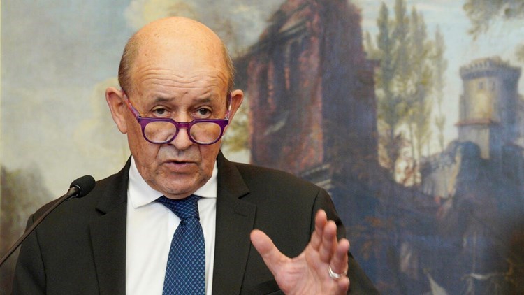 Canciller francés discute con sus homólogos saudí y emiratí alternativas a la energía rusa.