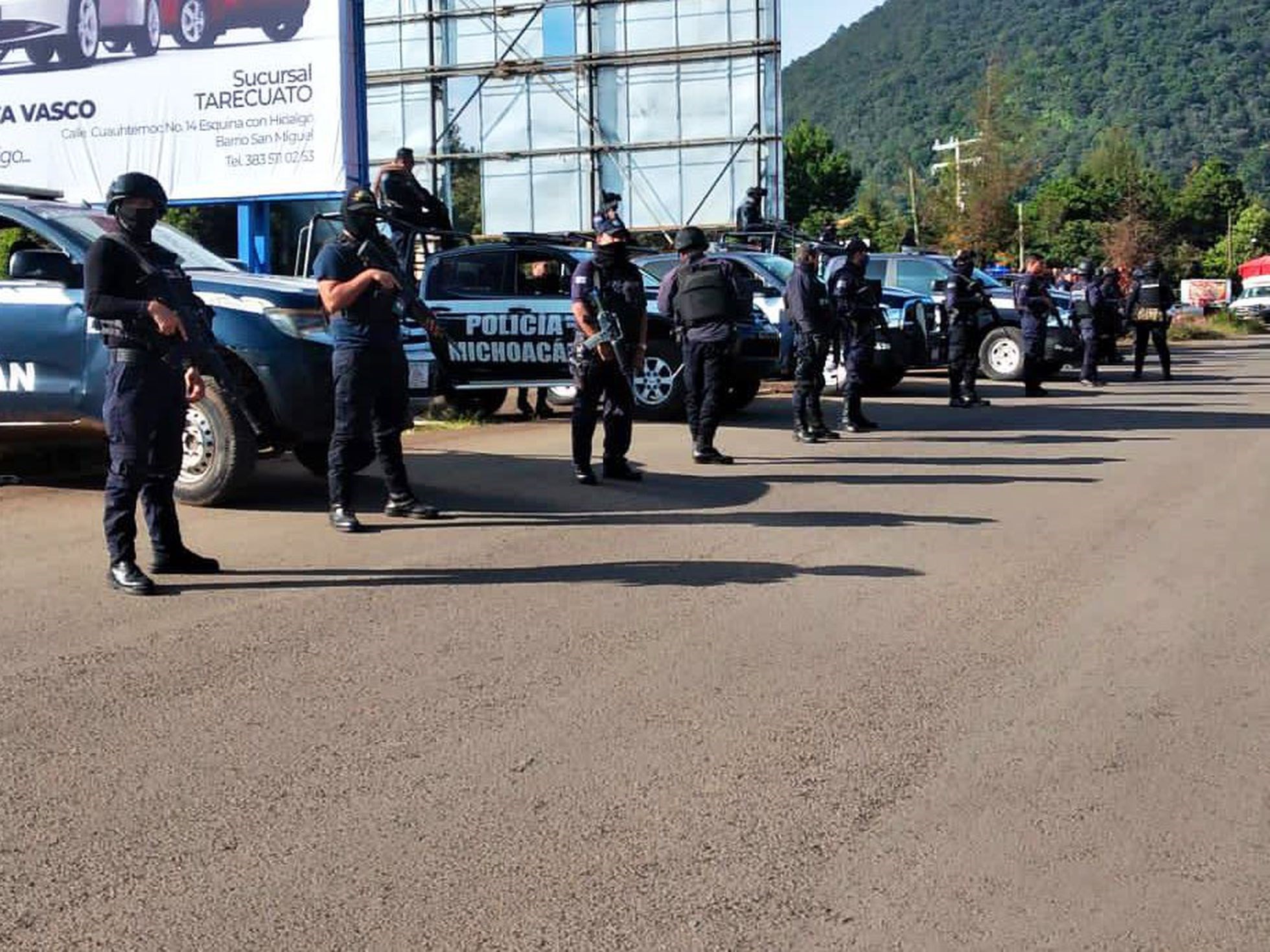 Autoridades mexicanas investigan matanza en Michoacán.