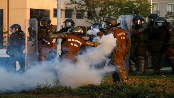 Carabineros chilenos reprimen a manifestantes