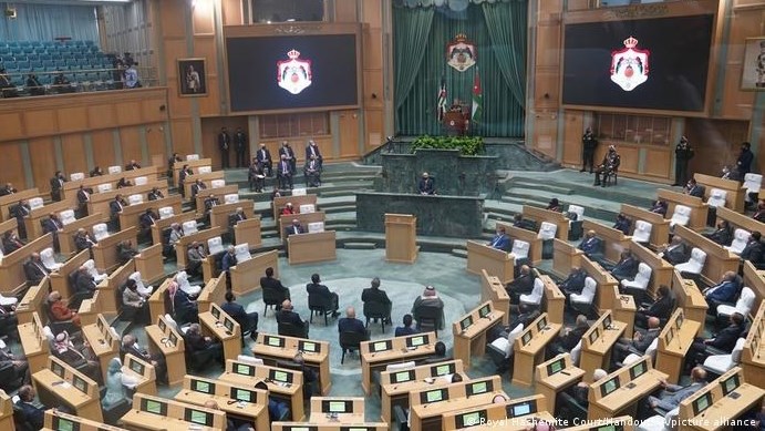 Decenas de parlamentarios jordanos exigen romper los lazos con