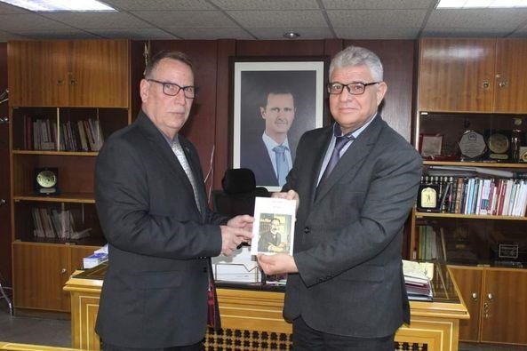 Cuba entrega a Siria ejemplar en árabe del poemario Abdala