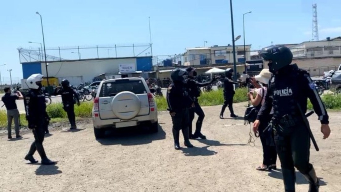 Reos de cárcel ecuatoriana retienen por varias horas a funcionarios y colocan tanques de gas en la entrada del penal
