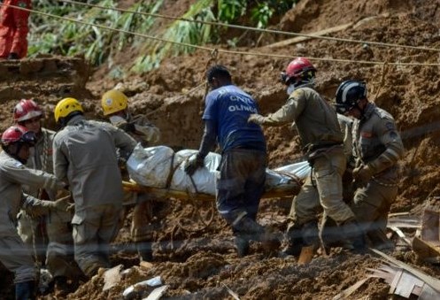 Aumentan fallecidos por lluvias en Pernambuco, Brasil 