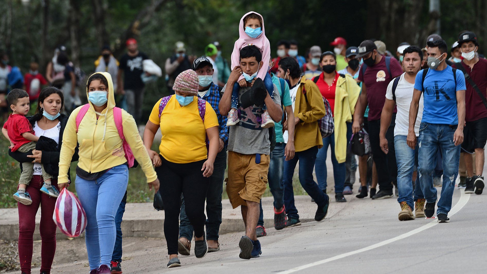 México ayuda a caravana de migrantes que se dirigía a la frontera con EE.UU.