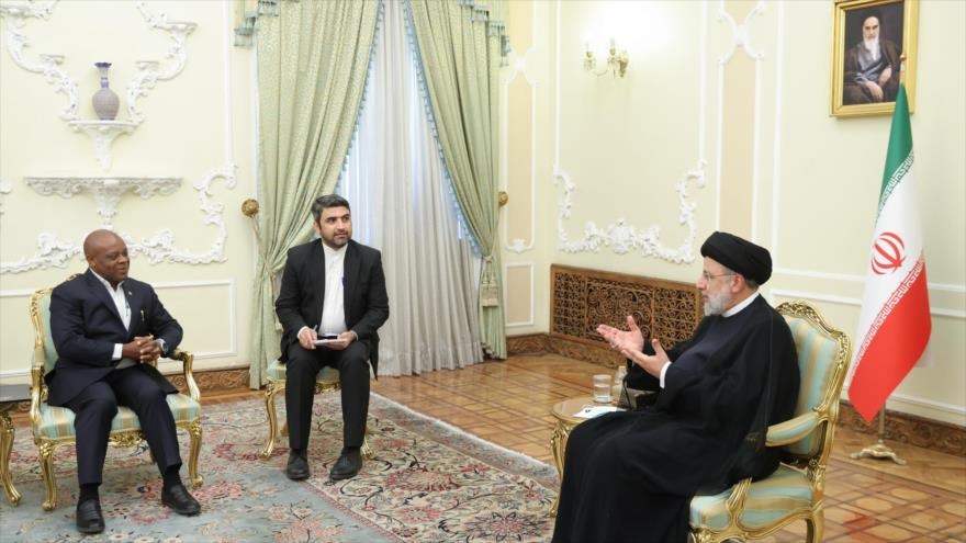 El presidente iraní, Sayyed Ebrahim Raisi, se reúne en Teherán con Isiaka Abdulqadir Imam, secretario general del D8. 