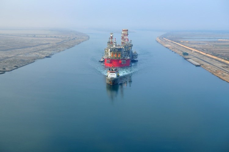 Barco de perforación israelí cruza las aguas en disputa con el Líbano.
