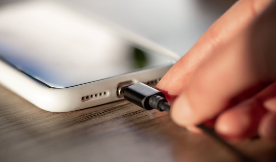 Apple tendrá que decir adiós al cargador Lightning en 2024