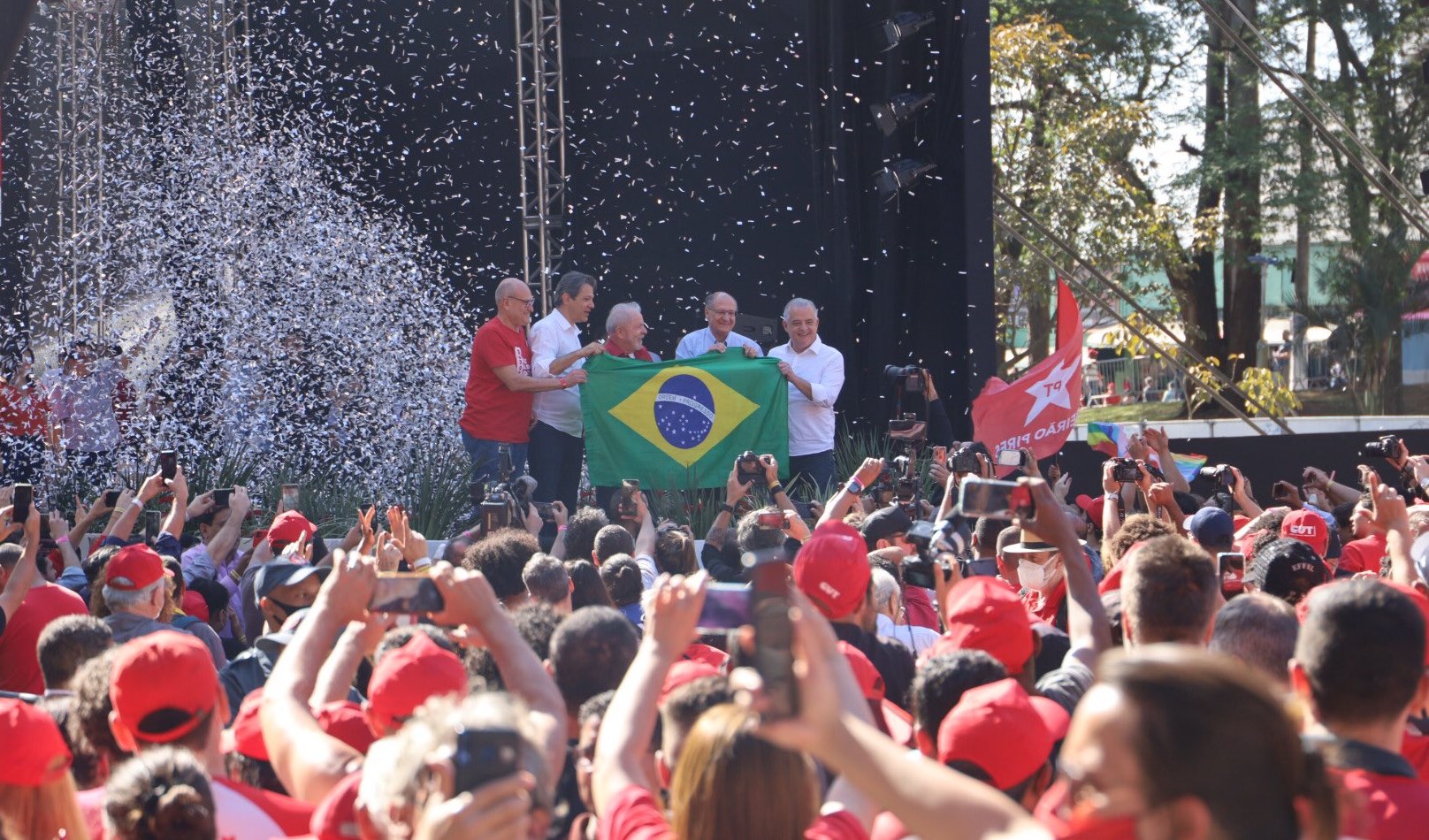 Lula encabeza acto por la democracia y contra el hambre en medio de su gira por el país