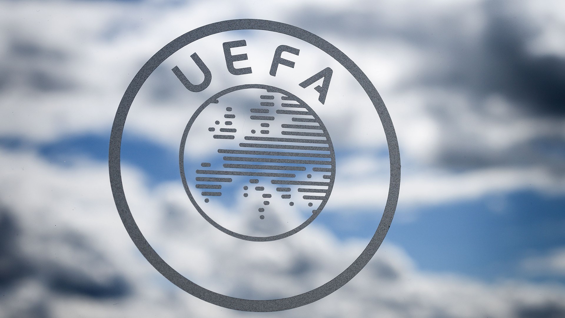 UEFA estudiará permitir espectadores de pie en estadios de fútbol