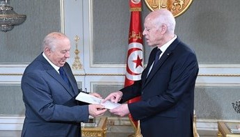 Presidente de la Comisión Nacional Consultiva tunecina repudia texto de Constitución que será sometido a referéndum
