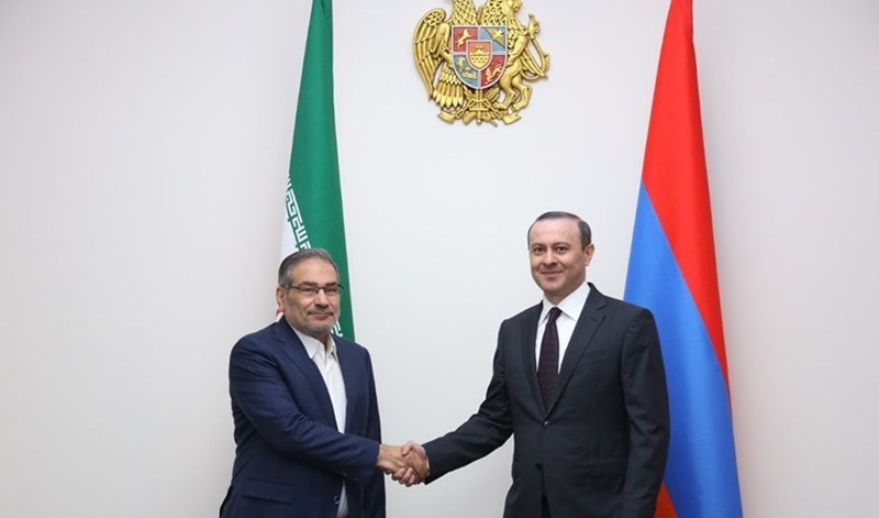 El secretario del Consejo de Seguridad Nacional de Irán, Ali Shamkhani, y su homólogo armenio Armen Grigoryan en Ereván.