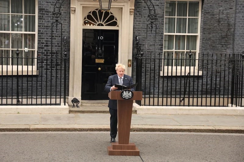 Boris Johnson dimite como líder conservador.