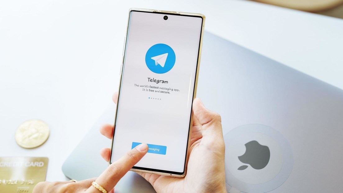 Apple obliga a Telegram a renunciar a sus emojis animados. Imagen de tomada de RT en Español.