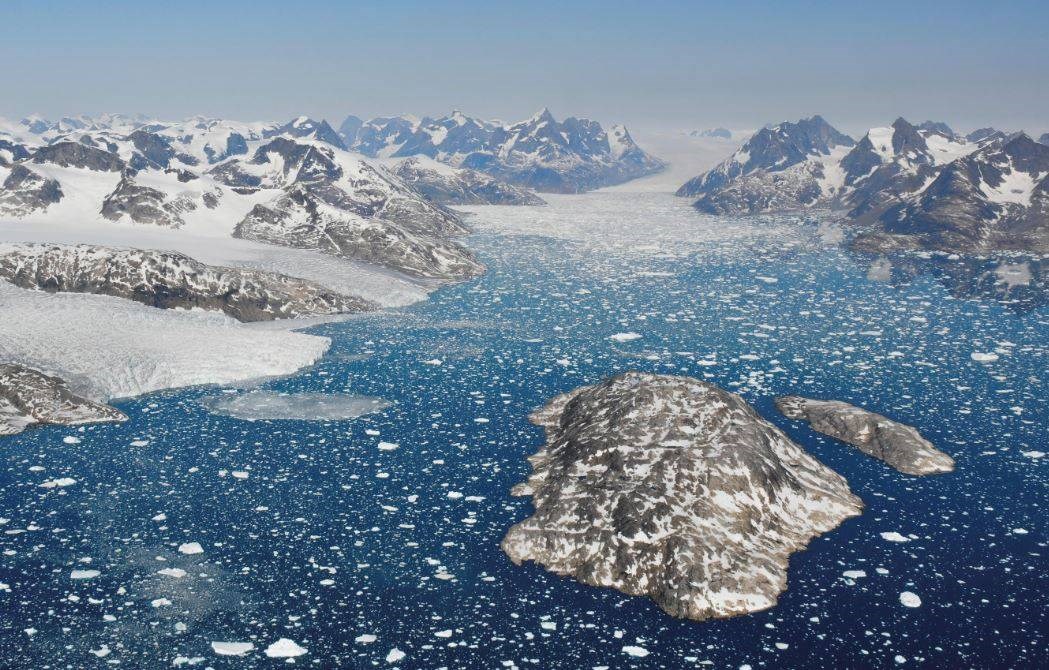 Glaciares que se derriten y dan lugar a icebergs en las aguas del fiordo de Mogens Heinesen, en Groenlandia. Foto: SINC