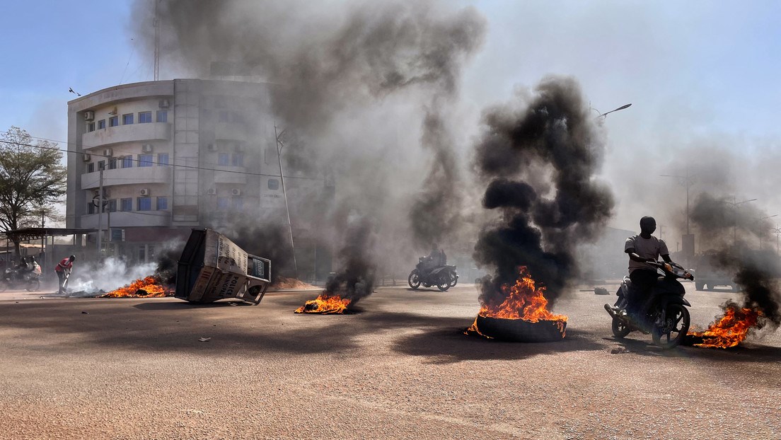 Barricadas encendidas en las avenidas centrales de Uagadugú, Burkina Faso, 23 de enero de 2022. Olimpia de Maismont / AFP
