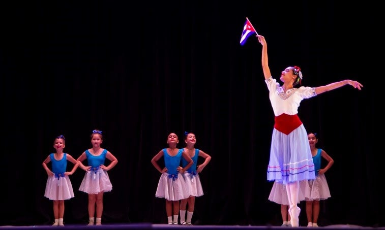 Celebran con danza 64 aniversario de Triunfo de Revolución en Cuba