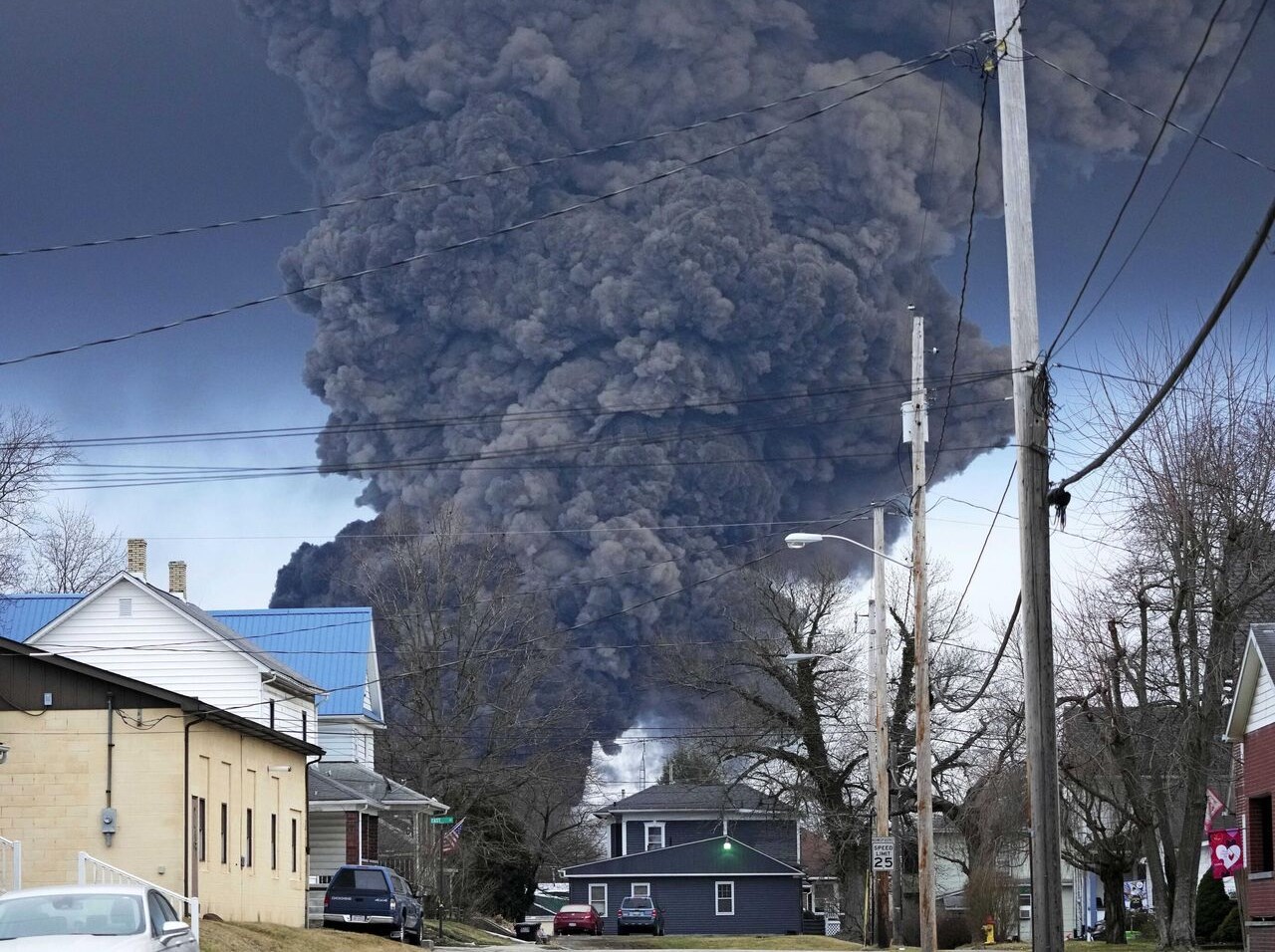 ¿Qué es el cloruro de vinilo liberado en el accidente de Ohio? Foto: AP.